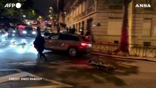 Disordini a Parigi dopo Bayern-Psg, assaltata auto della polizia