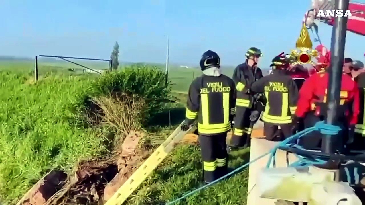 Minivan in un canale, morti il conducente e due giovani lavoratori