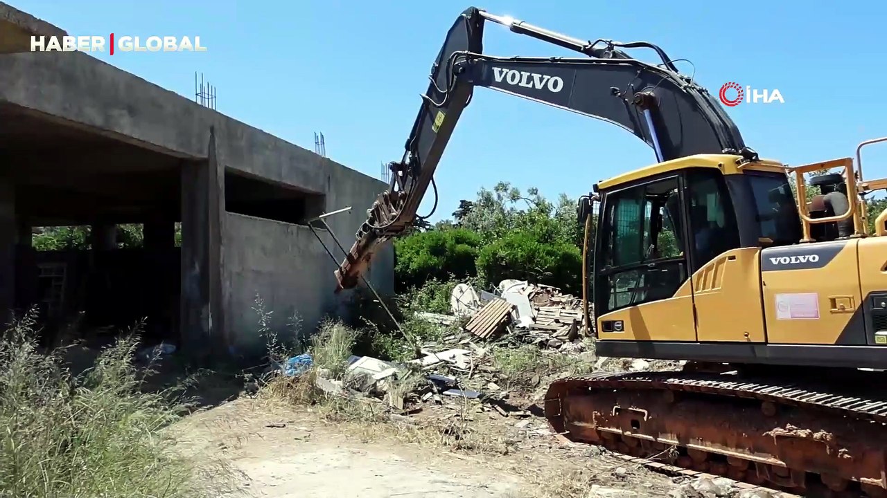 Bodrum'da 45 kaçak yapı yıkıldı