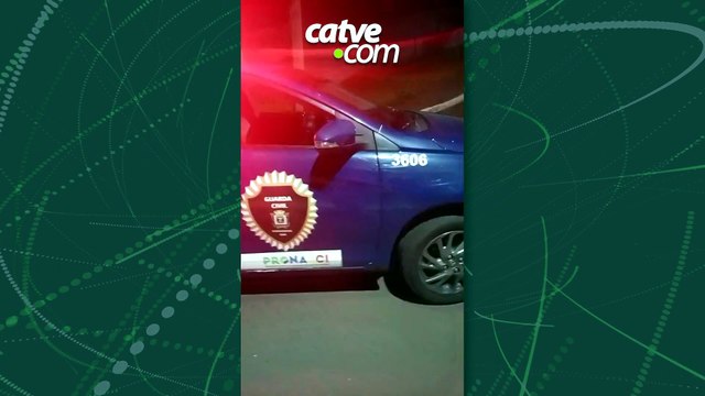 Jovem tenta construir muralha de pavers no meio da rua em Cascavel