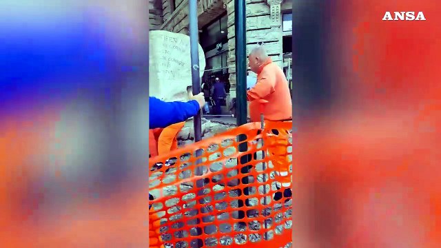 Roma, lavori a pochi centimetri dalla storica Fontana delle api