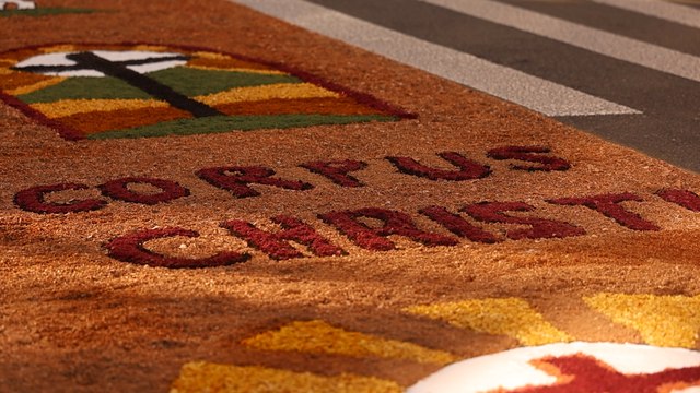 Procissão de Corpus Christi reúne milhares de fiéis em Porto Alegre