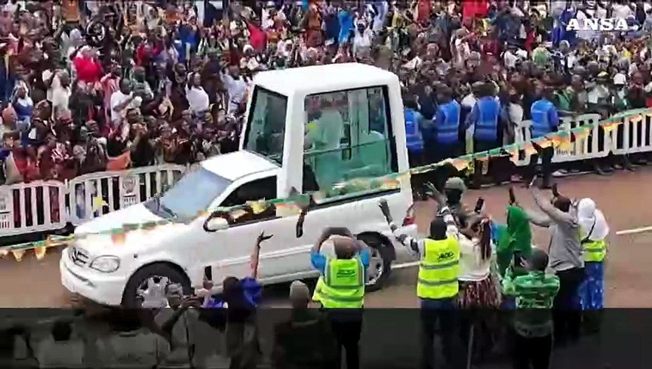 Camerun, bagno di folla a Douala per l'arrivo di Papa Leone