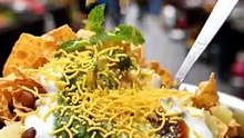 Crispy papri chaat loaded with tangy flavors at a bustling street food stall 🥗✨🌶️  #PapriChaat #StreetFood #Foodie #DesiFood #ChaatLover #SpicyTreat #ViralFood #FoodStreet