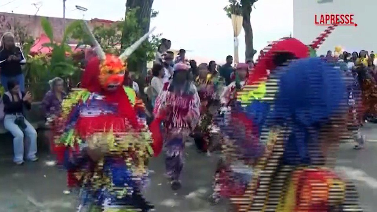 Venezuela, "Diavoli Danzanti" inseguono i bambini alla loro prima comunione