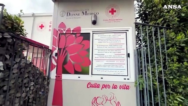 Neonato lasciato nella Culla per la vita a Bergamo, sta bene