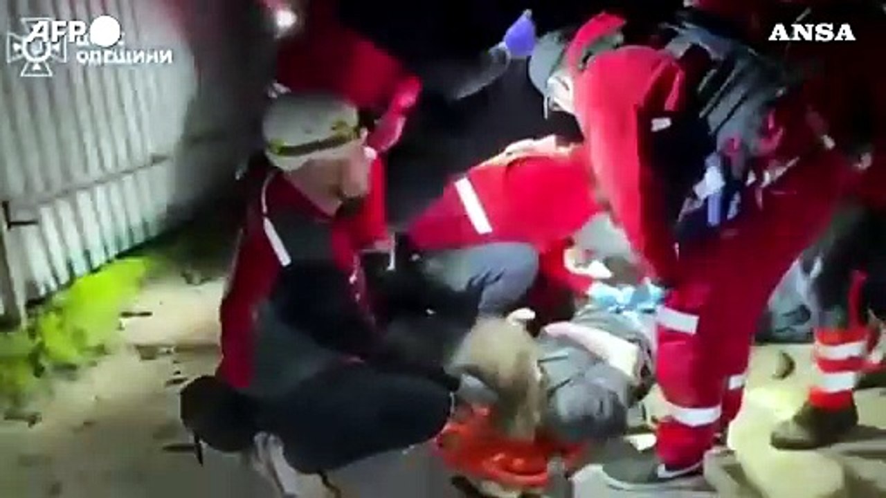 Tre morti a Odessa dopo attacco russo, tra le vittime anche un bambino