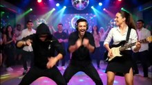 トニカレーズがギターに合わせて踊りまくる