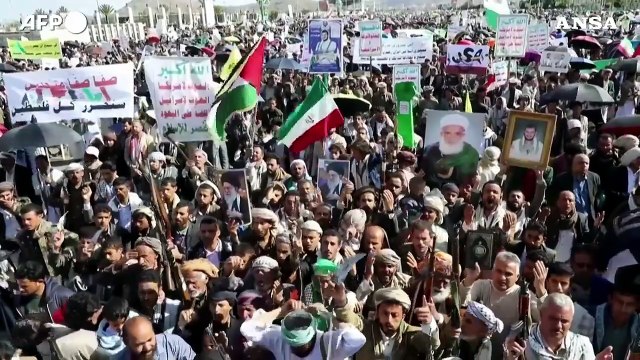 Yemen, sostenitori degli Houthi festeggiano la vittoria dell'Iran in guerra
