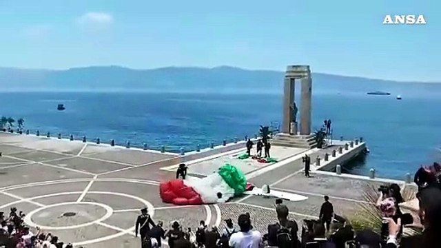 Reggio Calabria, festa dell'Arma: l'atterraggio dei paracadutisti