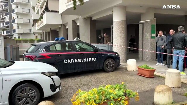 Lancia la moglie dal balcone poi si butta, dramma nel Barese