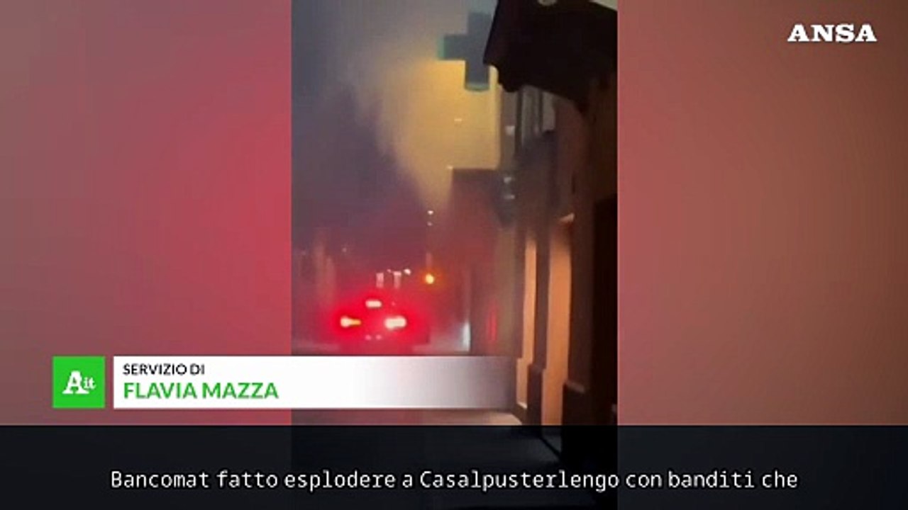 Fanno esplodere un bancomat durante la movida e c'e' chi fa il tifo