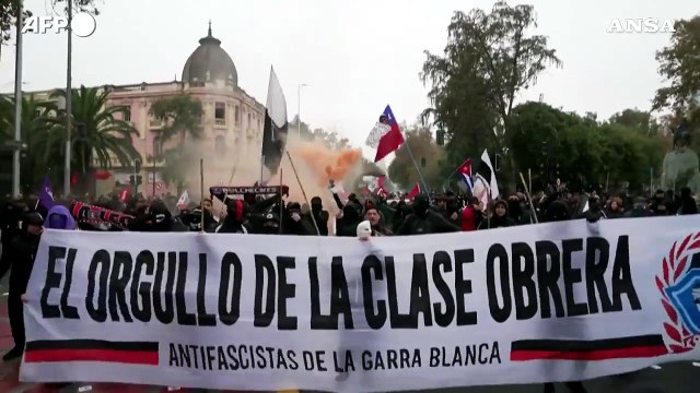 Primo Maggio in Cile, scontri fra manifestanti e forze dell'ordine