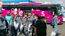Calcio: tifosi incitano Lazio in partenza per Bergamo