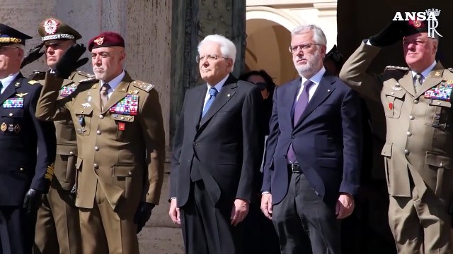 Mattarella ha assistito al cambio della guardia d'onore nella piazza del Quirinale