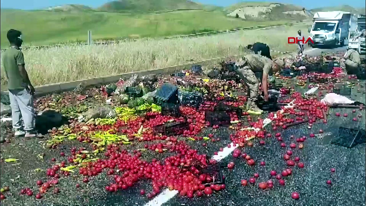 Yolda lastiği patlayan kamyonetteki meyve ve sebzeler yola saçıldı
