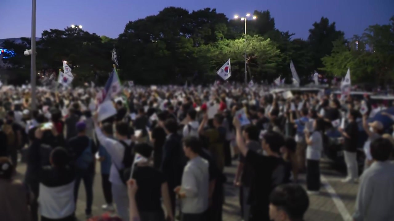 '재투표 요구' 개표소 봉쇄...선관위 직원 수십 명 고립 / YTN