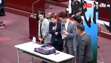 議場變遊樂場？民眾黨議員質詢 請蔣萬安玩戰鬥陀螺、打匹克球