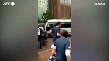 Emmanuel Macron fa jogging per le strade di Nairobi