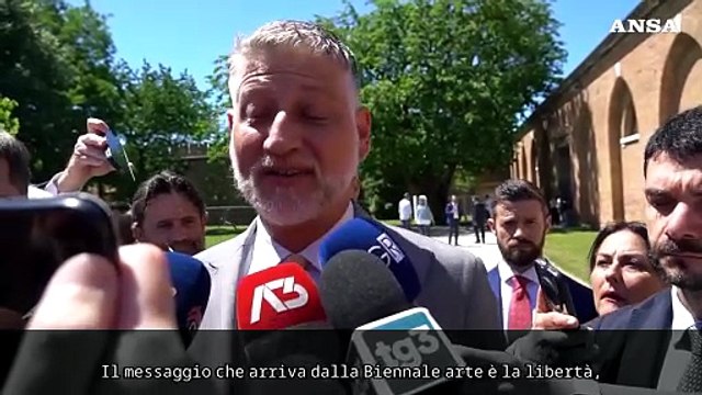 Il Ministro Giuli visita il padiglione Italia alla Biennale Arte