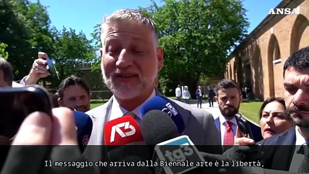 Il Ministro Giuli visita il padiglione Italia alla Biennale Arte