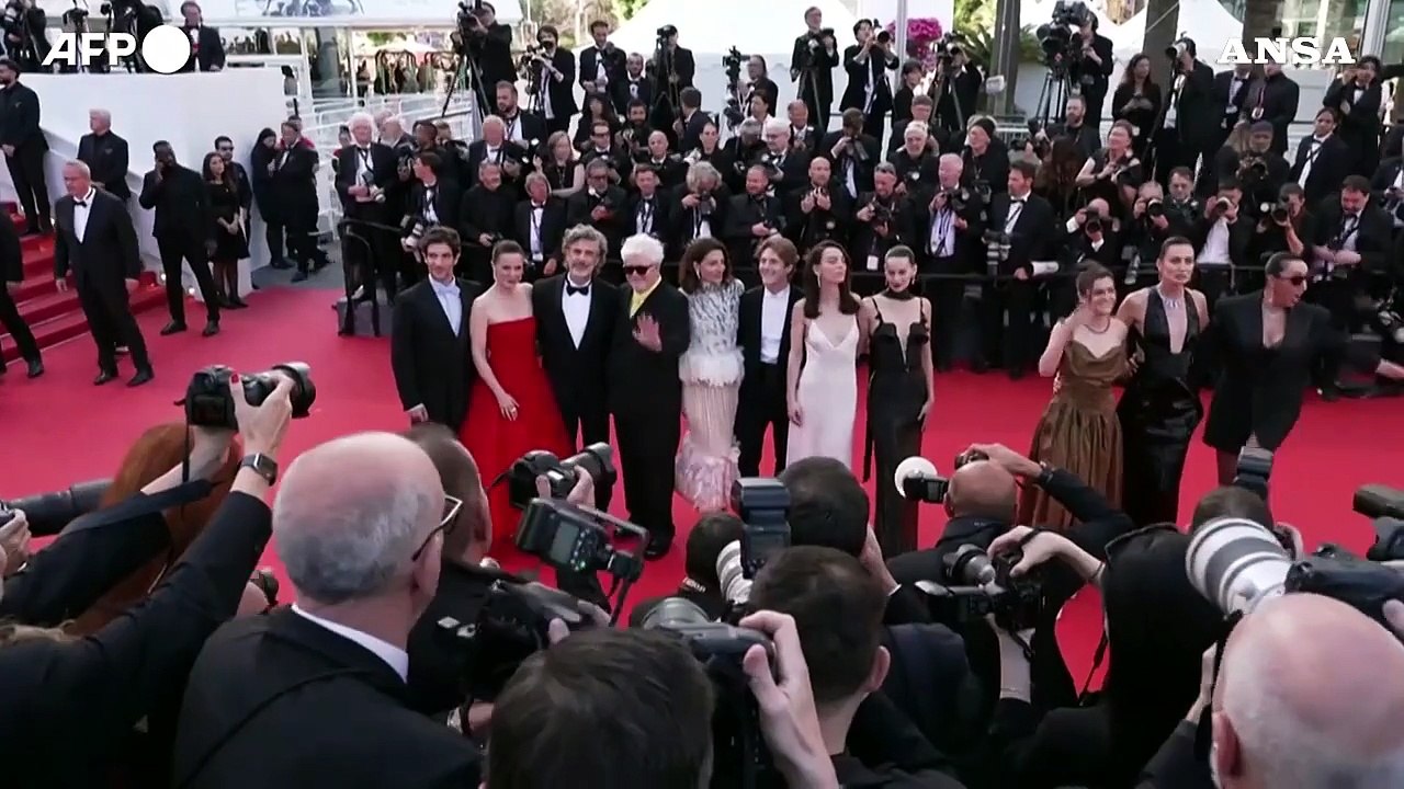 Cannes, Almodovar sul red carpet con il cast del suo "Amarga Navidad"