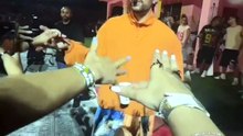 Bad Bunny drague une fan devant son petit ami