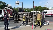 Kağıthane'de motosikletle çarpışan ambulansın devrildiği kazada 4 kişi yaralandı
