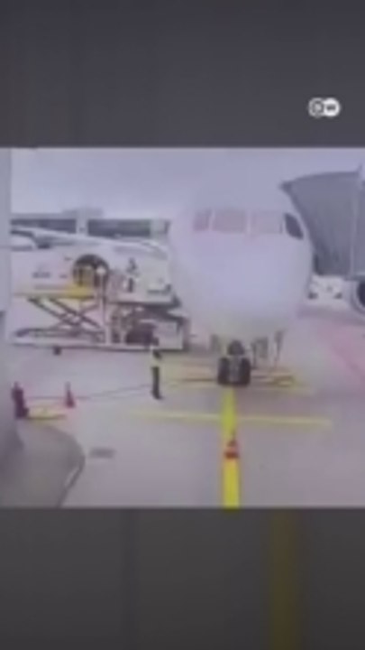 انهيار عجلات بوينغ في فرانكفورت.. ماذا حدث لطائرة لوفتهانزا؟