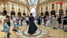 Toro in Galleria a Milano, concluso il restauro e riprende il rito propiziatorio dei turisti