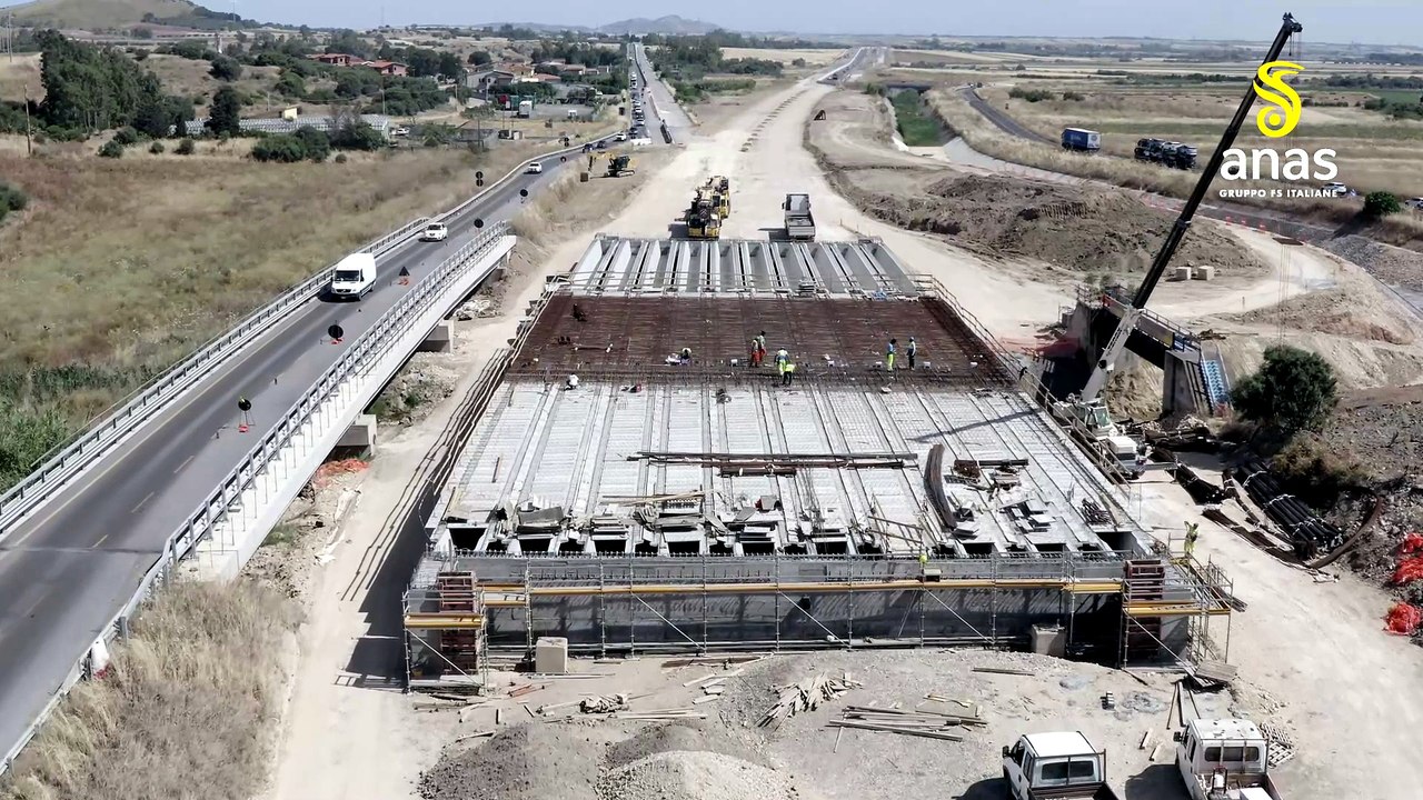 Lavori sulla 131, ecco compe nasce un viadotto: lo spettacolare varo delle travi lunghe 30 metri