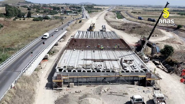 Lavori sulla 131, ecco compe nasce un viadotto: lo spettacolare varo delle travi lunghe 30 metri
