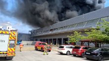 Enorme incendio en una nave de la empresa Honda en Santa Perpétua (Barcelona)