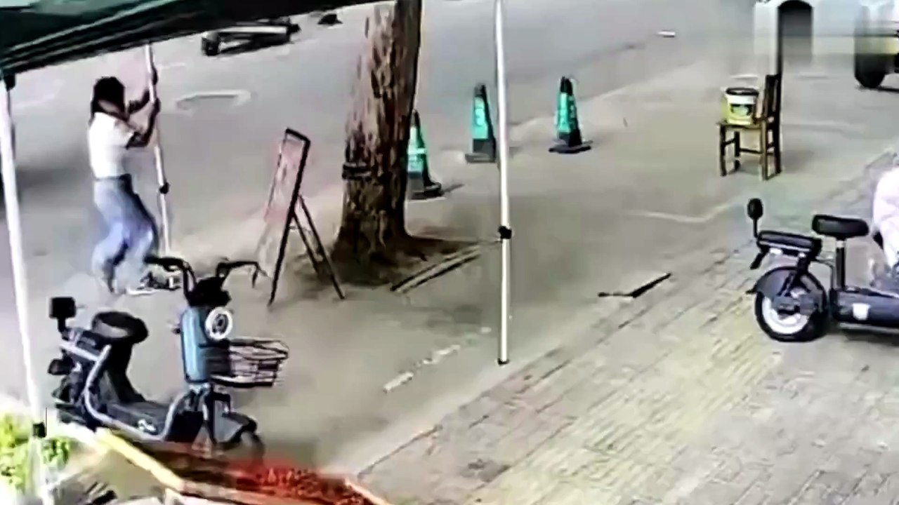 A person was swept away by an extreme windstorm in Hengshui, China