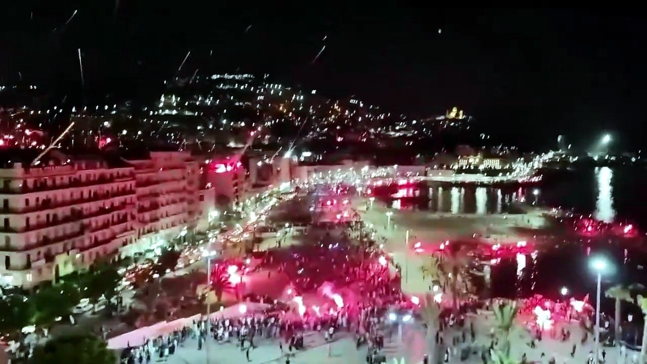 Supporters du MC Alger célèbrent le titre de champion, folie assurée