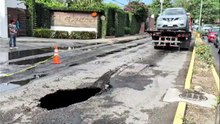 Camioneta cae en socavón y colapsa vialidad en Vallarta | CPS Noticias Puerto Vallarta