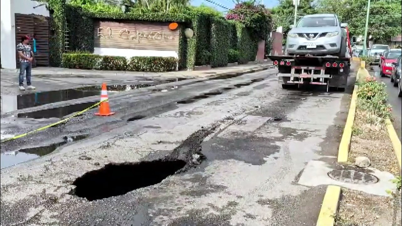 Camioneta cae en socavón y colapsa vialidad en Vallarta | CPS Noticias Puerto Vallarta