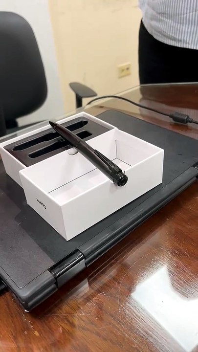 Bolígrafos con cámara se agotan