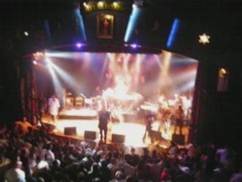 Kamelancien tape La Fouine en plein concert