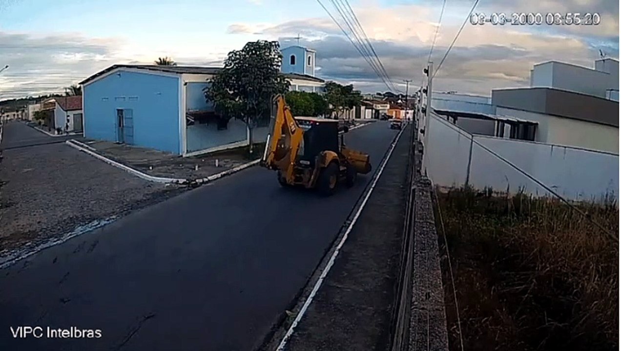 Câmera registra momento em que motociclista é arremessado por retroescavadeira em Arapiraca