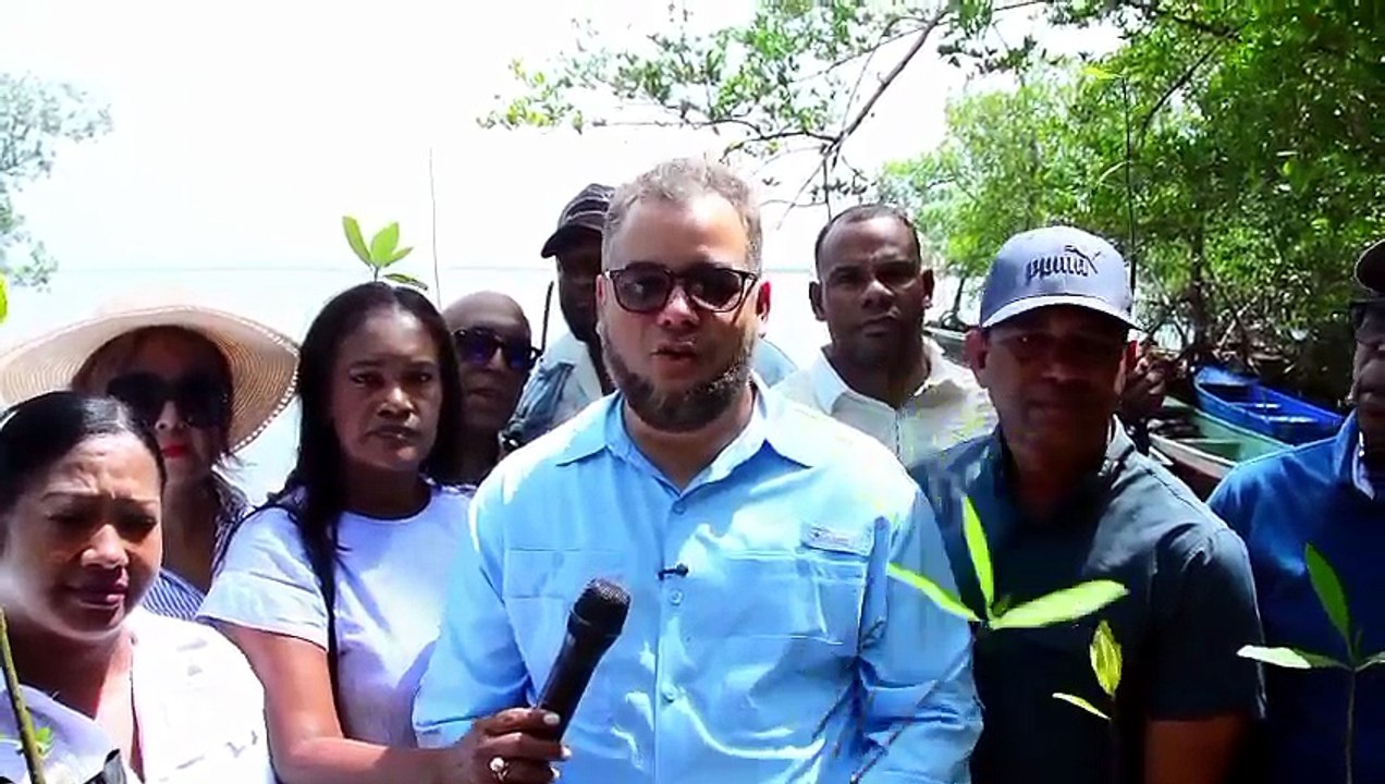 Hecmilio Galván celebra el Día mundial del Medio Ambiente con jornada de reforestación en Bahía de la Gina