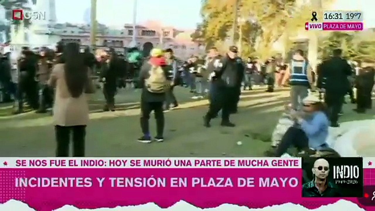 Gases para despedir al Indio: la Policía reprimió a fanáticos en Plaza de Mayo antes del homenaje