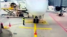 Após falha em trem de pouso, avião vai ao chão e deixa feridos