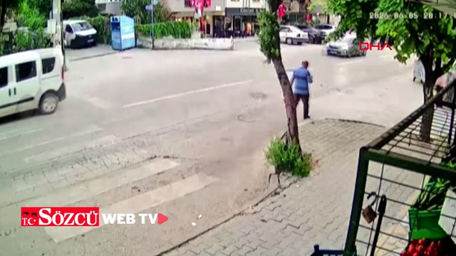 Motosiklet ile otomobilin çarpıştığı kaza kamerada; 2 yaralı