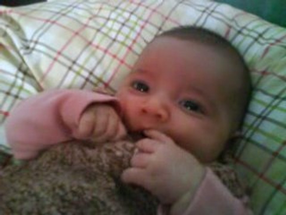 Léa et ses jeux de main