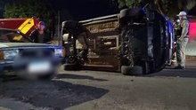 Após colisão, veículo tomba no Bairro Neva de Cascavel