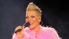 Pink cree que es 'liberador' realizar acrobacias aéreas, a pesar de su miedo a las alturas