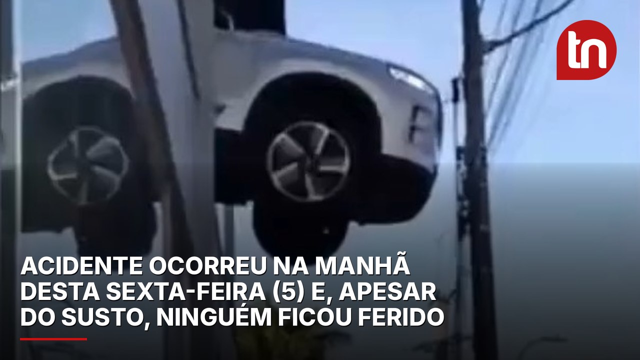 Carro quebra vitrine de concessionária e fica pendurado em Porto Alegre; veja vídeo
