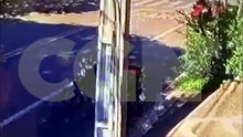 Furto descarado: homem caminha pela rua, monta na moto e foge diante das câmeras