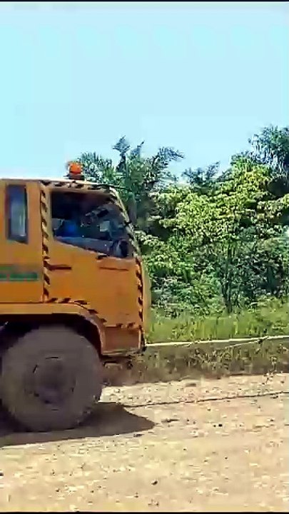 Heavy Machinery Rescue : Yellow Dump Truck Towing in Kalimantan Mine